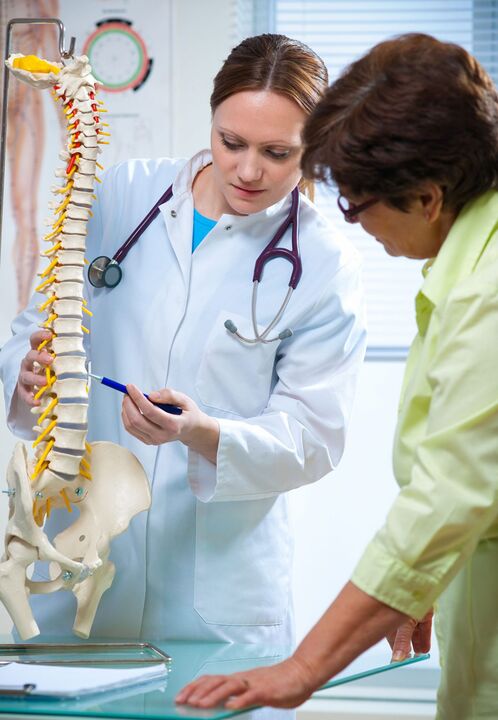 le médecin montre une ostéochondrose de la colonne vertébrale sur un modèle