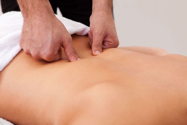 Massage thérapeutique - une méthode pour se débarrasser des maux de dos dans la région des omoplates