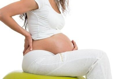 Une douleur à l'omoplate peut survenir chez une femme pendant la grossesse